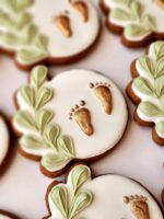 Dekoruotas sausainis "Auksinės pėdutės" - Image 2